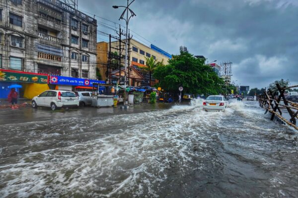 सूरत में बारिश की स्थिति की समीक्षा करते आपदा नियंत्रण कक्ष का प्रतिनिधि दृश्य